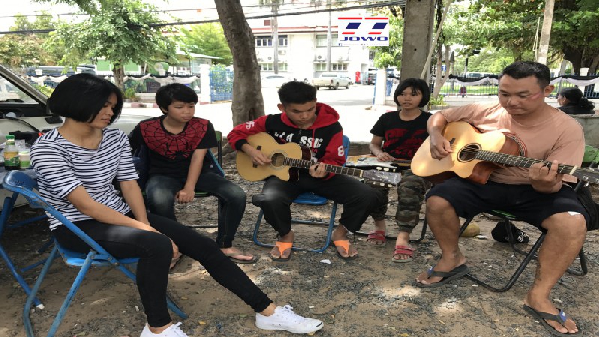 สุดชื่นชม!! ครูดนตรีจิตอาสา ปั้นฝันปันรัก ปลุกหัวใจดนตรี สร้างเยาวชนเมืองช้าง ใช้เวลาว่างให้เป็นประโยชน์ ห่างไกลยาเสพติด (มีคลิป)