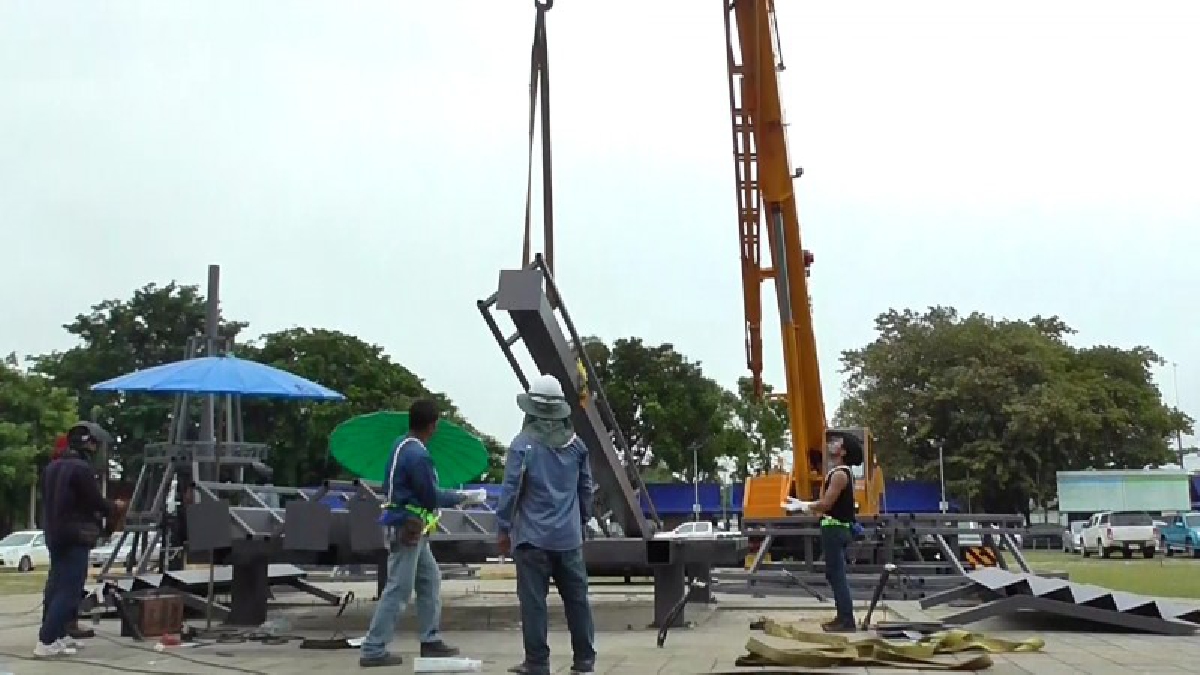 อ่างทอง กรมโยธาธิการและผังเมือง เร่งมือให้แล้วเสร็จก่อนวันที่ 8 ตุลาคม 2560 และให้มีรูปแบบของพระเมรุมาศจำลองที่งดงามสมพระเกียรติอย่างที่สุด