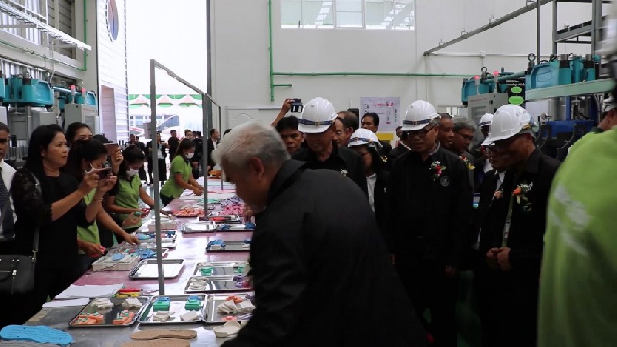 ผู้ว่าฯสงขลา ส่งมอบทรัพย์สินแปรรูปยางพาราให้แก่ 3 สหกรณ์ใน จ.สงขลา เพื่อช่วยเพิ่มประสิทธิภาพของการจัดการยางพารา (มีคลิป)