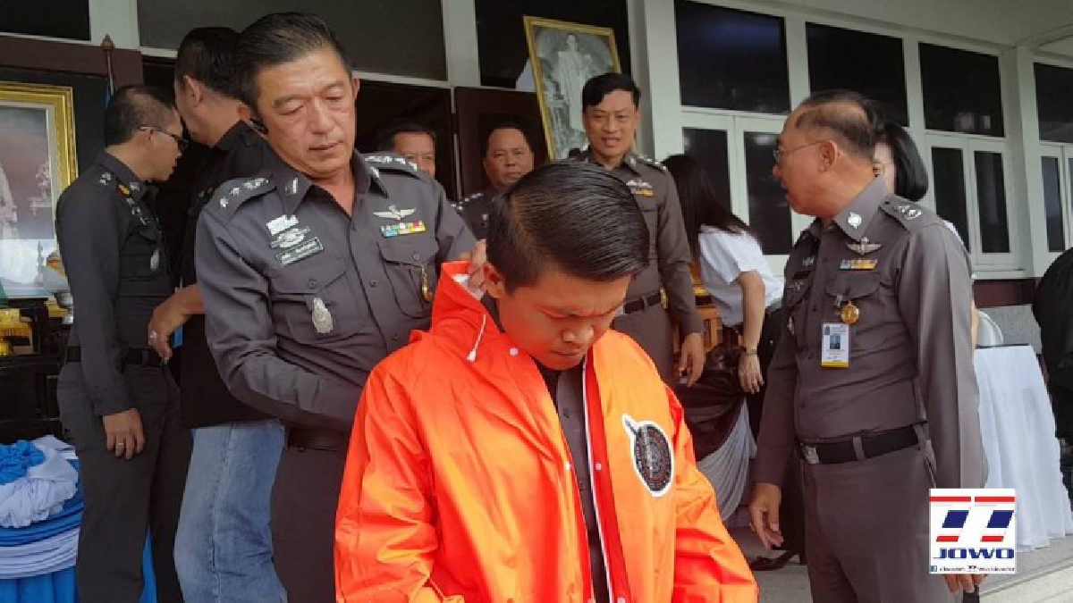 กลุ่ม ปตท. จังหวัดระยอง ส่งมอบเสื้อกันฝน 1,700 ตัวสนับสนุนงานจราจร แก่เจ้าหน้าที่ตำรวจในพื้นที่ (ชมคลิป)