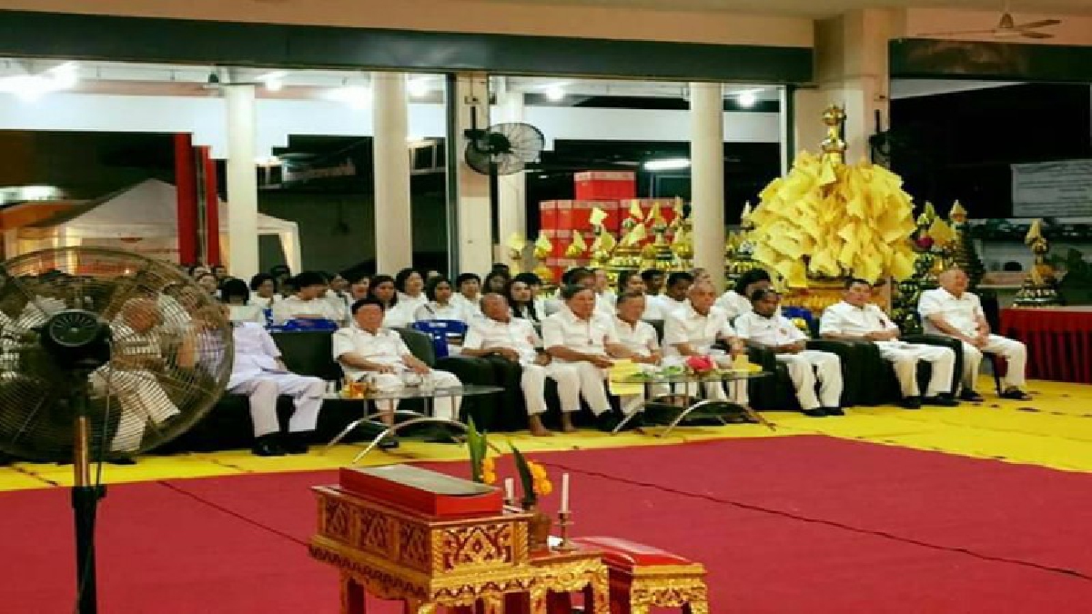 นครศรีธรรมราช!! ผู้พิการ ผู้สูงอายุ-ผู้ยากไร้ กว่า 3,000 คน เข้าคิวรับสิ่งของบริจาค ในงานพิธีเวียนธูปงานทิ้งกระจาด มูลนิธิใต้เต็กเซี่ยงตึ๊ง