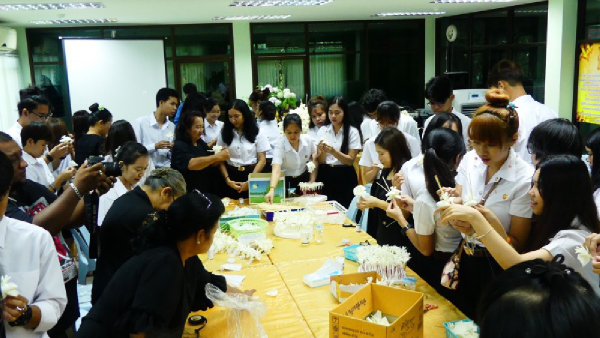 ปทุมธานี กลุ่มจิตอาสา ชาวบ้าน ผู้สูงอายุ นักศึกษา ร่วมใจประดิษฐ์ดอกไม้จันทน์ถวายในหลวงรัชกาลที่9