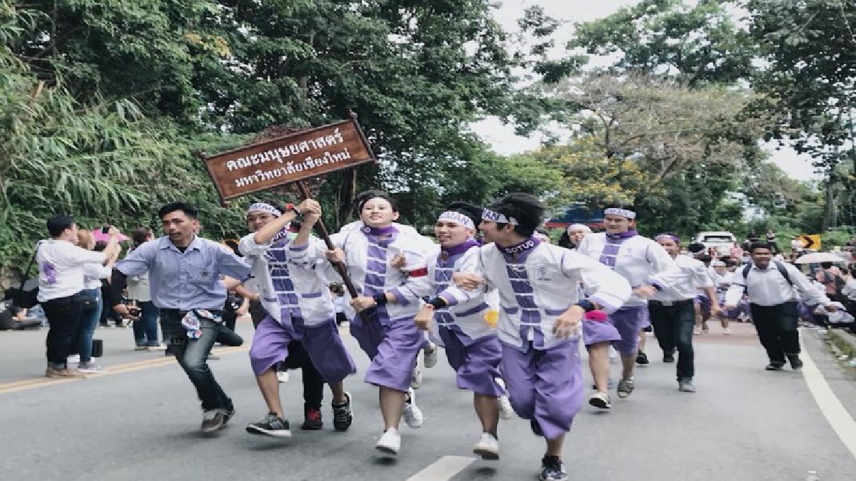 สุดยิ่งใหญ่ !! สืบทอดประเพณี รับขวัญลูกช้างน้อยเดินขึ้นดอยสุเทพ ม.เชียงใหม่ สุดอลังการ