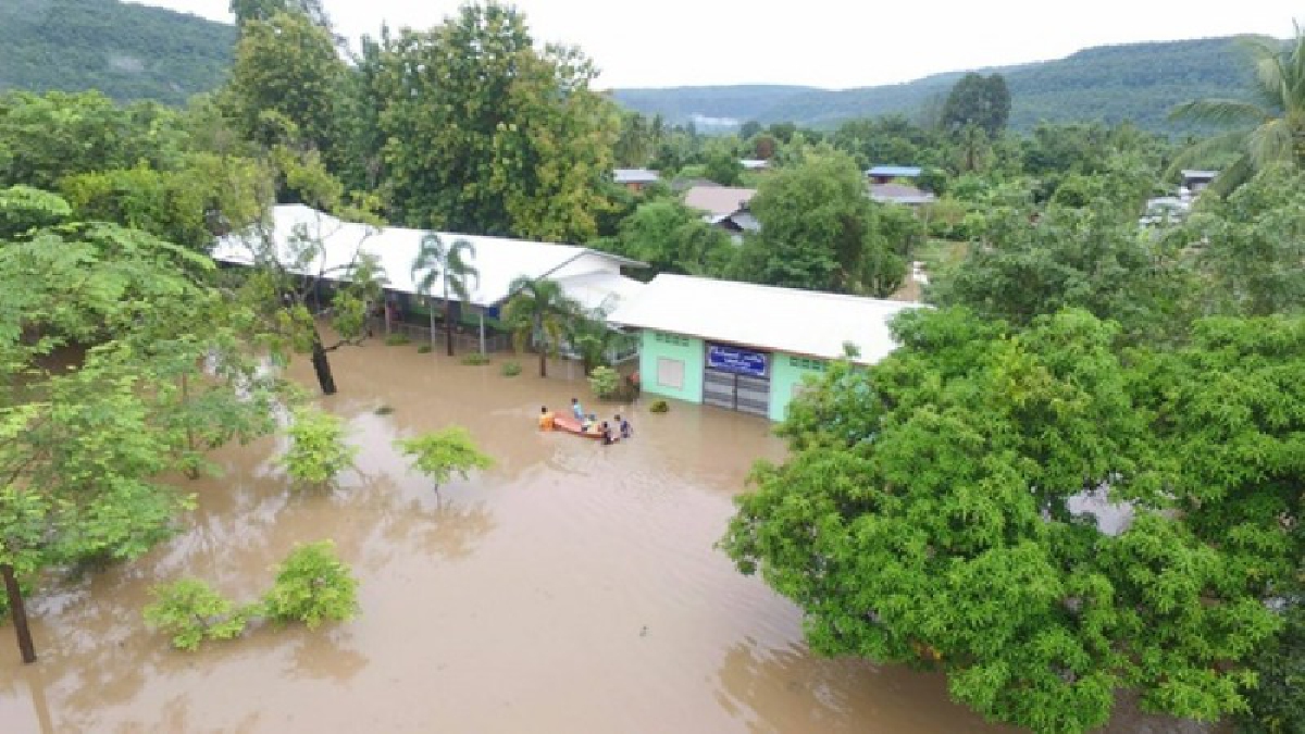 ฝนตกหนักบนเทือกเขาชมพู ทำให้น้ำป่าไหลหลากท่วม รร.บ้านน้ำปาด รอบที่ 8 บ้านเรือนประชาชน 100 หลังเสียและได้รับความเดือดร้อน!? (ชมคลิป)