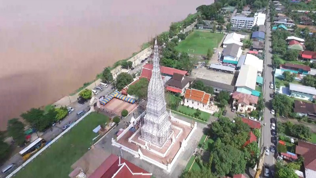 ชาวนครพนม บูรณพระธาตุท่าอุเทน พร้อมจัดโครงการหุ้มทองคำยอดฉัตรฝังเพชร (มีคลิป)