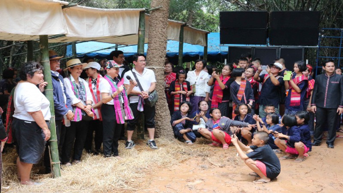 ดารารุ่นใหญ่ยกทัพ!! ร่วมสร้างฝายมีชีวิต ตามรอยพ่อหลวง กับชาวบ้านนับพันคน มุ่งสร้างเพิ่มอีก 900 แห่ง ภายในปี พ.ศ. 2561 (มีคลิป)