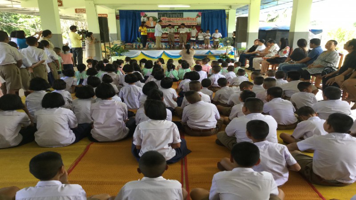 นักธุรกิจตราด มอบทุนการศึกษาและข้าวสารให้กับนักเรียนโรงเรียนท่าประดู่ คืนกำไรให้บ้านเกิด