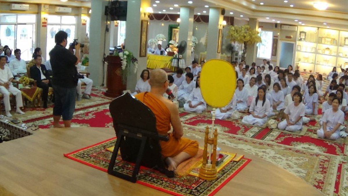 ครูในสังกัดรร.เทศบาลเมืองปราจีนบุรี กว่า 300 คน เข้าอบรมโครงการพัฒนาสุขภาพกายและสุขภาพจิต นำมาปรับใช้ในชีวิตประจำวันและสอนศิษย์ (คลิป)