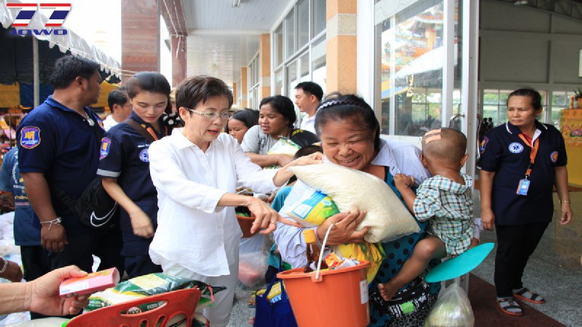 สุดคึกคัก!! มูลนิธิสว่างบำเพ็ญฯ จัดพิธีทิ้งกระจาด ชาวบ้านหลายพันคนต่อคิวรับของแจก (ชมคลิป)