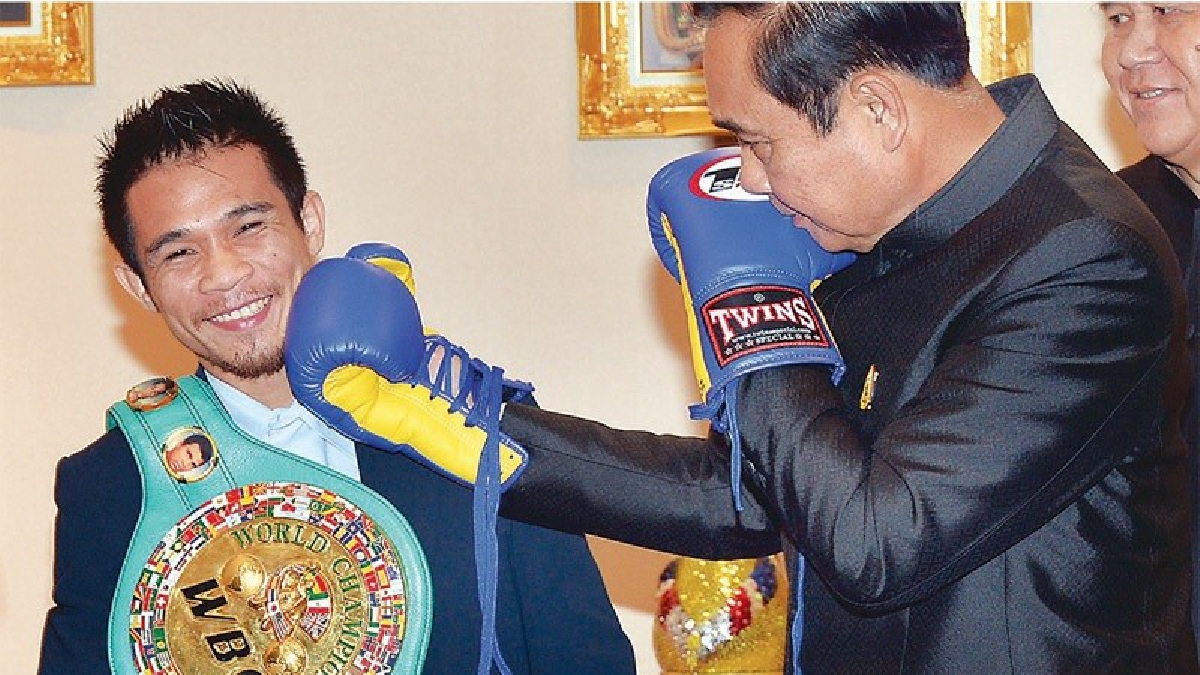 ศรีสะเกษเดินทางกลับไทยเเล้ว เเฟนมวยเเห่ต้อนรับอย่างอบอุ่น