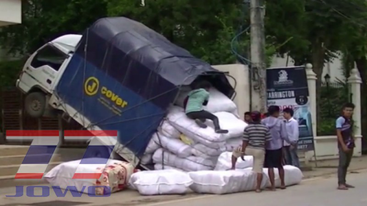 ทำได้ไป?.. รถบรรทุกสินค้าขนมาหนักเกินกำลัง ล้อหน้ายกชี้ฟ้า คนงานชาวเมียนมากระโดดหนีไม่คิดชีวิต (มีคลิป)