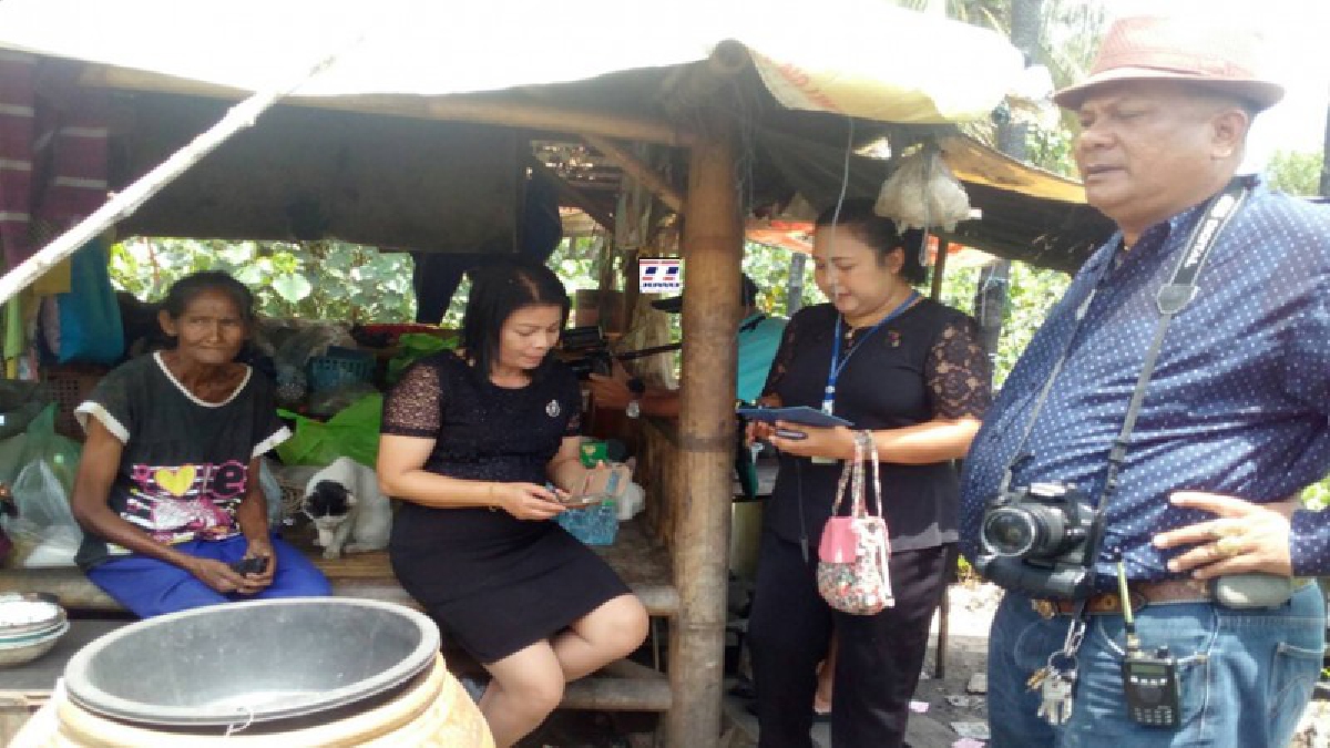 ดีสมชื่อ!! ยายดี หญิงชราใจบุญ วัย 72ปี ไร้ญาติ อาศัยเพิงไม้เก่าหลังคามุงจาก เก็บขยะขาย เลี้ยงดูแมว5ตัว สุนัข20ตัว ที่คนอื่นนำมาทิ้งไว้