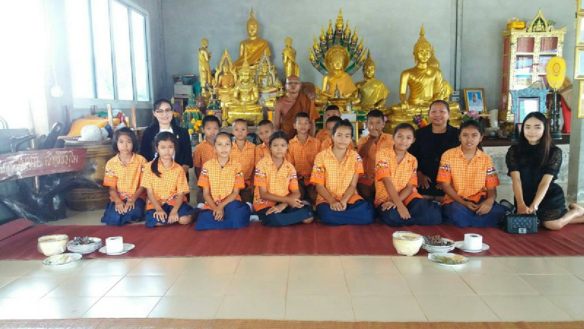 ชาวบ้านในอำเภอคงแห่ถ่ายคลิปงูเขียวเลื้อยกินตับตุ๊กแก ที่ปัจจุบันถือว่าหาดูได้ยาก (ชมคลิป )