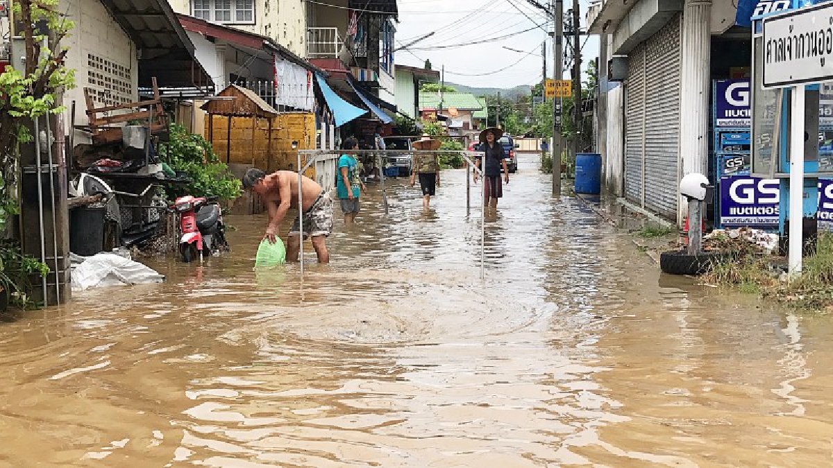 โดนถล่มหนัก!! ชลบุรีโดนพายุฝนถล่มนานกว่า 2 ชะ่วโมง ทำเอาน้ำท่วมขังที่ลาดต่ำ เกิดจราจรเป็นอัมพาต สาเหตุจากน้ำระบายไม่ทัน!?