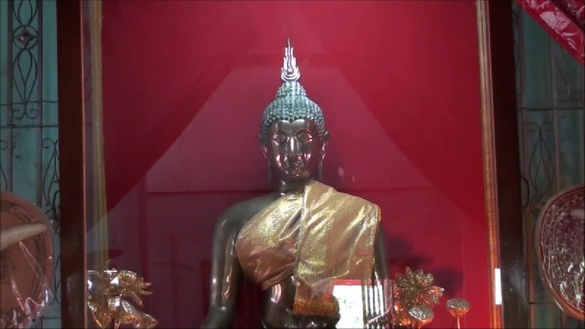 เปิดตำนานสุดทึ่ง..พระพุทธรูปทองคำอายุหลายร้อยปีตั้งประดิษฐานกลางศาลาวัดดัง รักษาความปลอดภัยแน่นหนา น้อยคนนักรู้ที่ประวัติความเป็นมา (คลิป)