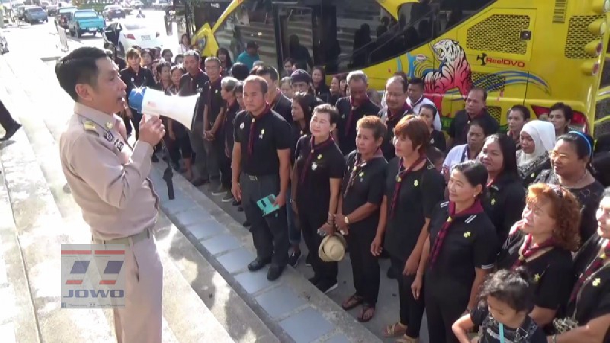 คณะลูกเสือชาวบ้านจังหวัดตรังกว่า 100 คน เดินทางโดยรถบัส เข้าเฝ้าฯ กราบถวายพระบรมศพเพื่อเป็นการแสดงออกถึงความจงรักภักดีที่มีต่อพระองค์ท่าน