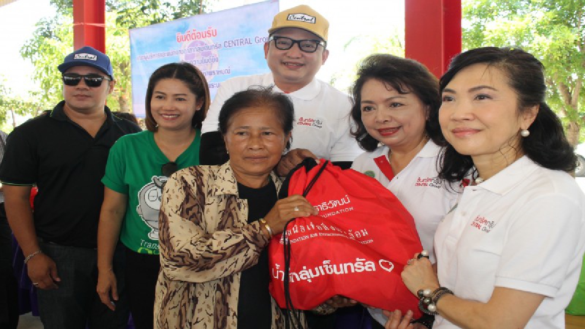 ไทยช่วยไทย...บริษัทกลุ่มเซ็นทรัลนำถุงยังชีพ 400 ถุงซับน้ำตาชาวบางบาลกรุงเก่าที่ได้รับผลกระทบจากน้ำเอ่อล้นตลิ่ง (ชมคลิป)