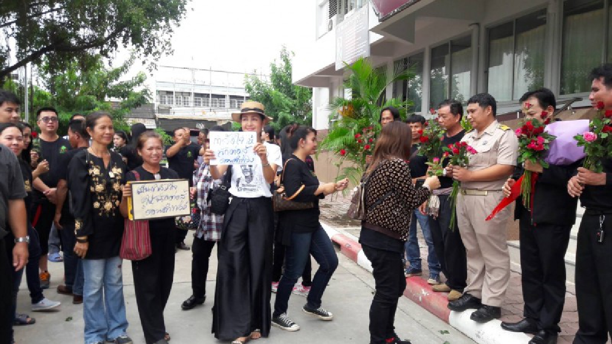 อดีตจนท. DSI แจ้งความปลัดจังหวัดพร้อมด้วยปลัดเทศบาล กำนัน ผู้ใหญ่บ้านและชาวบ้านรวม 8 คน หมิ่นประมาทโดยการโฆษณา (คลิป)