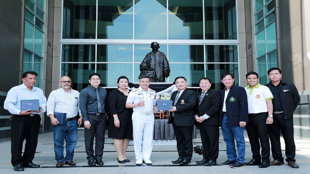 นิด้า มอบรางวัลศิษย์เก่าดีเด่น คณะรัฐประศาสนศาสตร์ให้ ผบ.นาวิกโยธิน (มีคลิป)