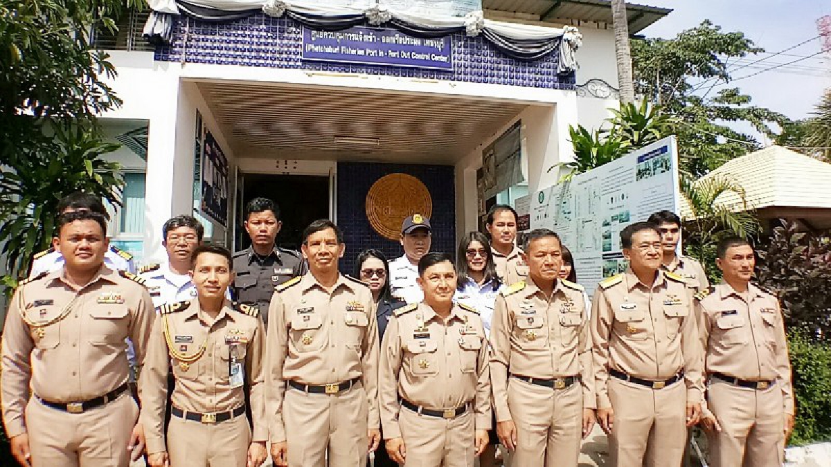 ผบ.ทรภ.1 เยี่ยมให้กำลังใจและขอบคุณกำลังพล ทร.จัดระเบียบประมง (มีคลิป)