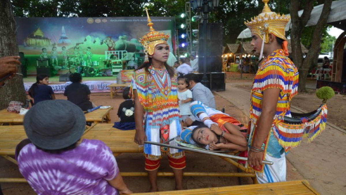 เริ่มแล้ว...นิทรรศการหุ่นเปรต งานบุญสารทเดือนสิบเมืองคอน กระตุ้นจิตสำนึก บาปบุญคุณโทษ นักท่องเที่ยวแห่ชมสารพัดเปรต ฮือฮา มโนราห์ตัวอ่อน