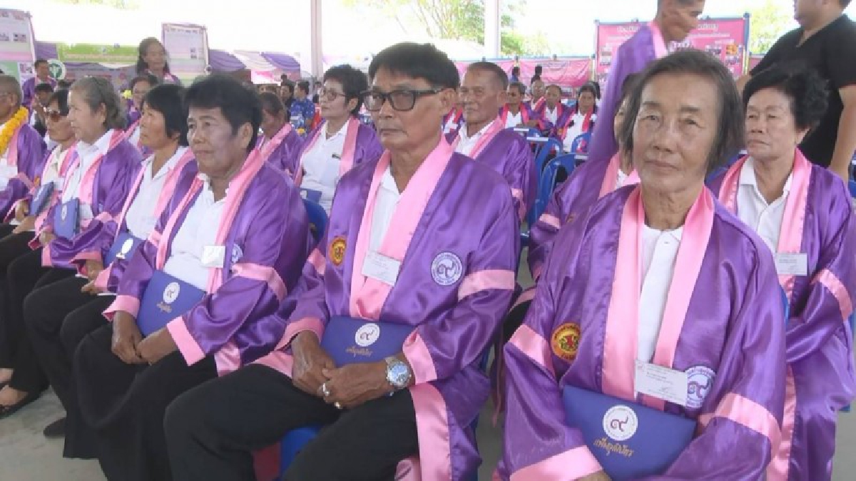 ผู้ว่าฯชัยนาท มอบวุฒิบัตรให้กับผู้สูงอายุที่สำเร็จการศึกษา ระดับชั้นตรี และชั้นโท โรงเรียนสร้างสุขผู้สูงอายุ