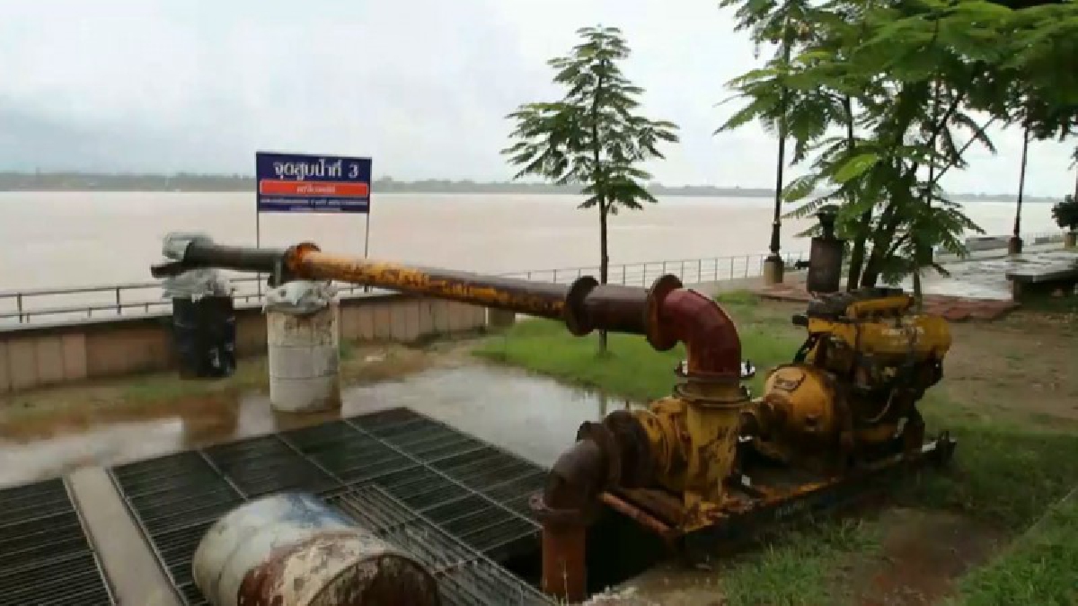ยังพร่องน้ำรับมือ...คาดเอาอยู่!! อิทธิพลจากพายุ ทำฝนตกหนัก ทม. เดินเครื่องสูบน้ำระบายลงน้ำโขง ป้องกันน้ำท่วมขัง (มีคลิป)