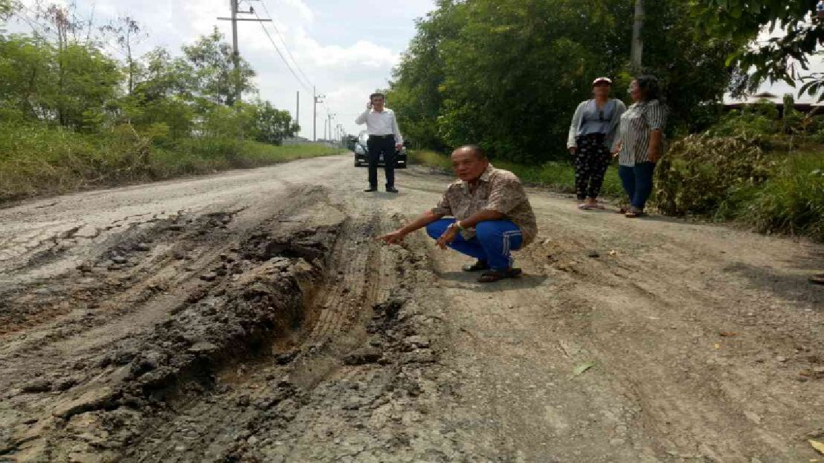 เป็นแบบนี้..ทำเดือดร้อนหนัก!! รถบรรทุกดินถมบ้านจัดสรร ทำถนนพัง ชาวบ้านเดือดร้อน วอนเข้าตรวจสอบและเข้าช่วยเหลือที!!