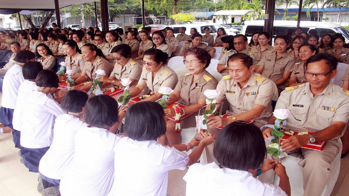 อำลาแม่พิมพ์แห่งชาติ!! โรงเรียนสิงห์สมุทร จัดพิธีอำลาครูเกษียณอายุราชการ 15 คน ได้เปิดโอกาสกล่าวความในใจที่อาจารย์มีต่อลูกศิษย์ (คลิป)