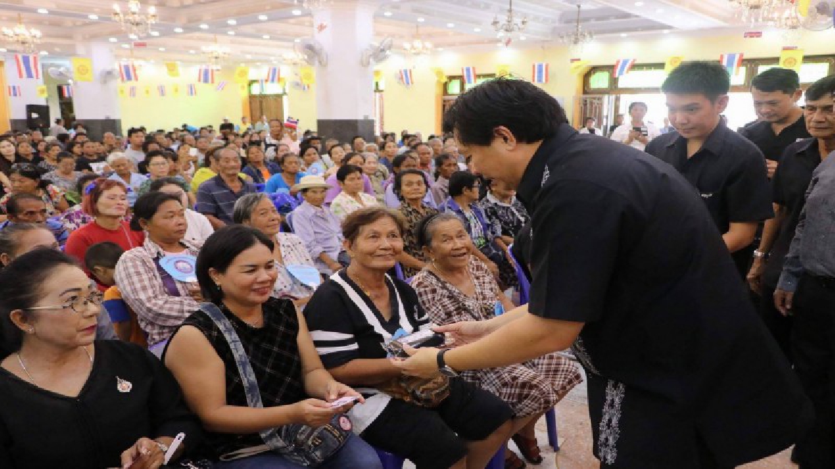 อบจ.ชลบุรี นำส่วนราชการ ลงสัตหีบ เปิดงาน "โครงการองค์การบริหารส่วนจังหวัดชลบุรีร่วมใจ ห่วงใยประชาชน" (มีคลิป)