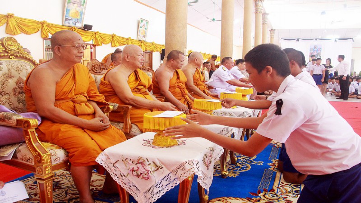 สุดยิ่งใหญ่อลังการ!! จัดงานวัดสัตหีบ มอบทุนการศึกษากว่า 1 ล้านบาท เนื่องในวันคล้ายวันมรณภาพ "หลวงพ่ออี๋" (ชมคลิป)