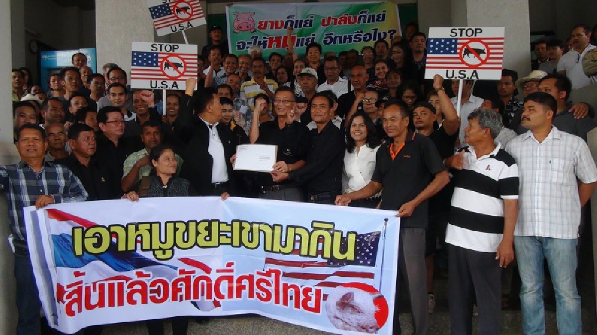 บิ๊กตู่จ๋า..เราไม่เอาหมูไอ้กัน!! ตัวแทนผู้เลี้ยงสุกรภาคใต้กว่า 200 คน เข้ายื่นหนังสือถึงนายกฯ คัดค้านนำเข้าเนื้อสุกรจากอเมริกา (มีคลิป)