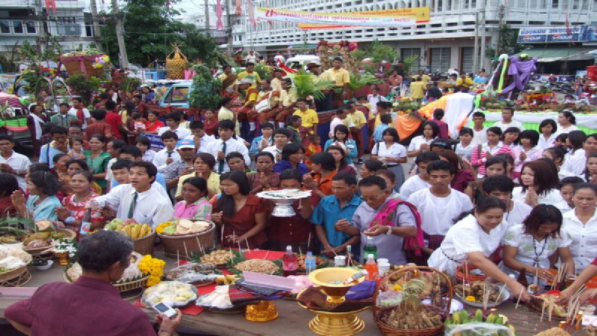 สืบสานวัฒนธรรม!! ชาวบ้านเมืองช้าง เร่งพากันทำขนมเขมรโบราณ ไหว้ร่วมพิธีกรรมศักดิ์ “แซนโฎนตา” บูชาบรรพบุรุษหรือ สารทชาวไทยเชื้อสายเขมร!?