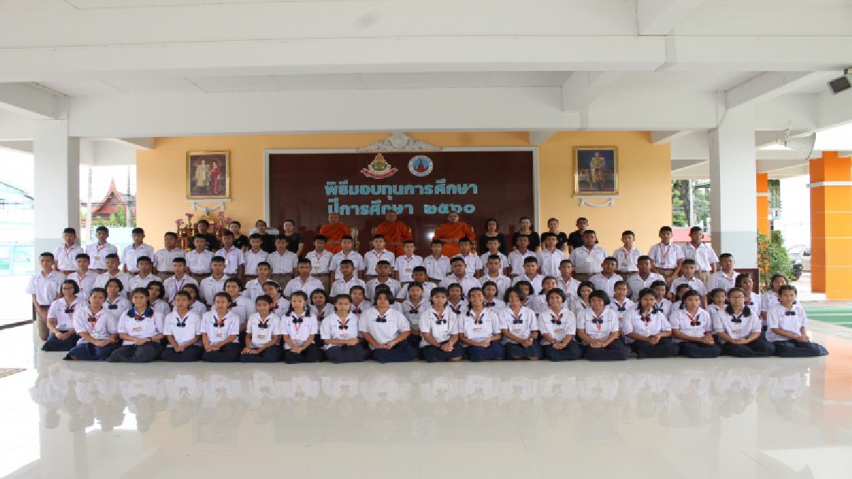 พระมาโปรด...เจ้าอาวาสวัดใหญ่ชัยมงคล แจกทุนการศึกษาให้นักเรียนโรงเรียนวัดใหญ่ชัยมงคลทั้งโรงเรียน 728 ทุน780,000บาท(ชมคลิป)