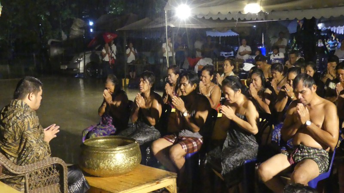 เจ้ามือหวยขยาด!! ลูกศิษย์แห่แน่นอาศรม หลังฤาษีเณร จัดพิธีอาบน้ำมนต์กลางหาวเปิดโชคลาภ เสียงฮือ เทียนขันน้ำมนต์ เจอเลขเด่นชัด