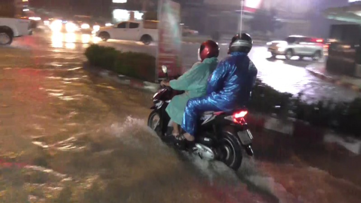 อ่วมหนัก!! ฝนกระหน่ำอ่างทองนานกว่า 2 ชม. น้ำท่วมตลาด-โรงพยาบาลกว่า 50 ซม. จนท.เร่งระดมสูบน้ำ หลังเจ้าพระยายังสูงกว่าท่อระบายน้ำ