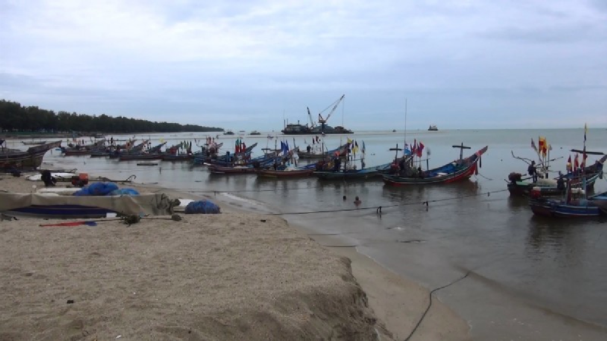 ไม่ประมาท !! เรือประมงพื้นบ้านสงขลา หยุดออกทะเล หวั่นพิษพายุ ทกซูรี