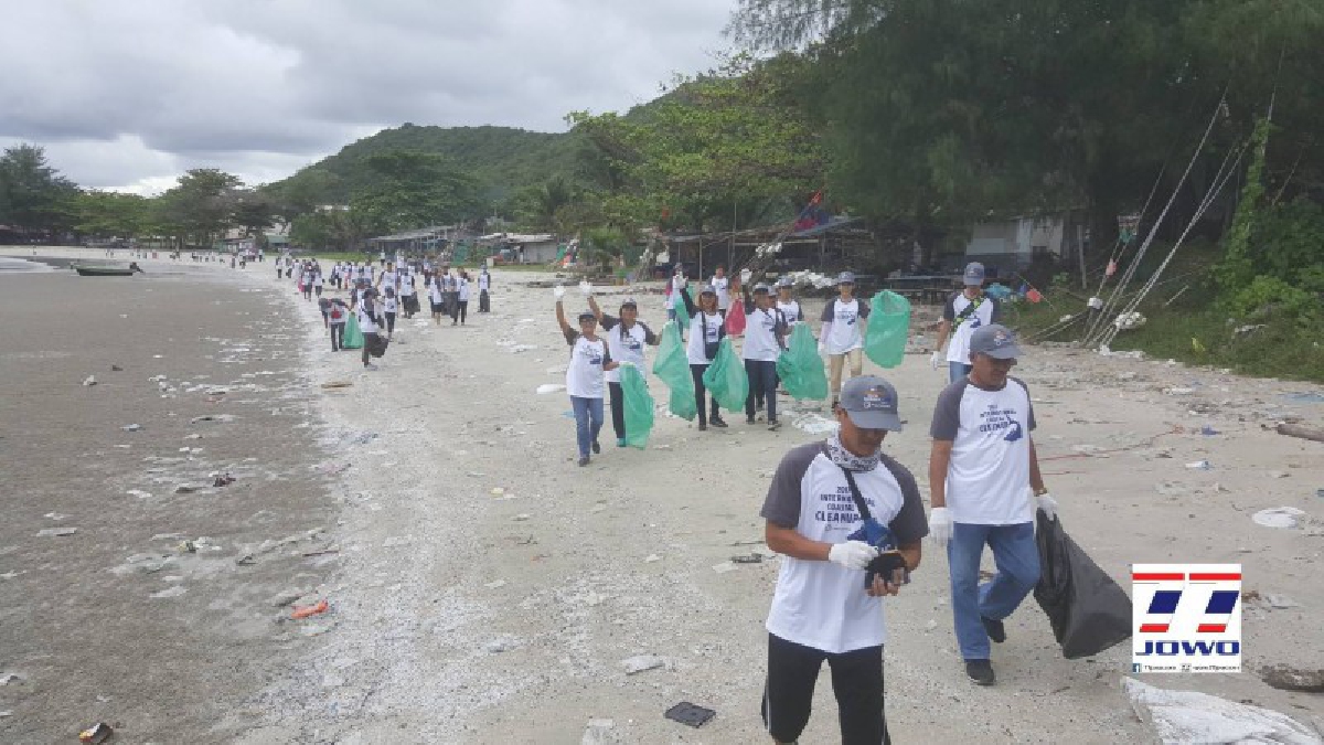 ชาวระยอง!! ร่วมใจกันฟื้นฟูชายหาด เนื่องในวันอนุรักษ์ชายฝั่งสากล ผู้เข้าร่วมกว่า 2 พันคน เก็บขยะหาดแม่รำพึงและหาดน้ำริน (มีคลิป)