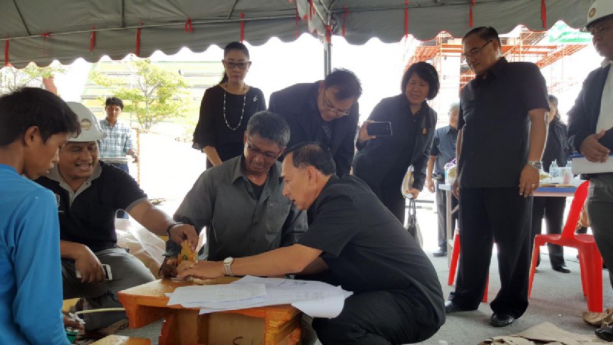 รัฐมนตรีประจำสำนักนายก ลงพื้นที่ตรวจเยี่ยม การก่อสร้างพระเมรุมาศจำลอง ที่จังหวัดสุพรรณบุรี