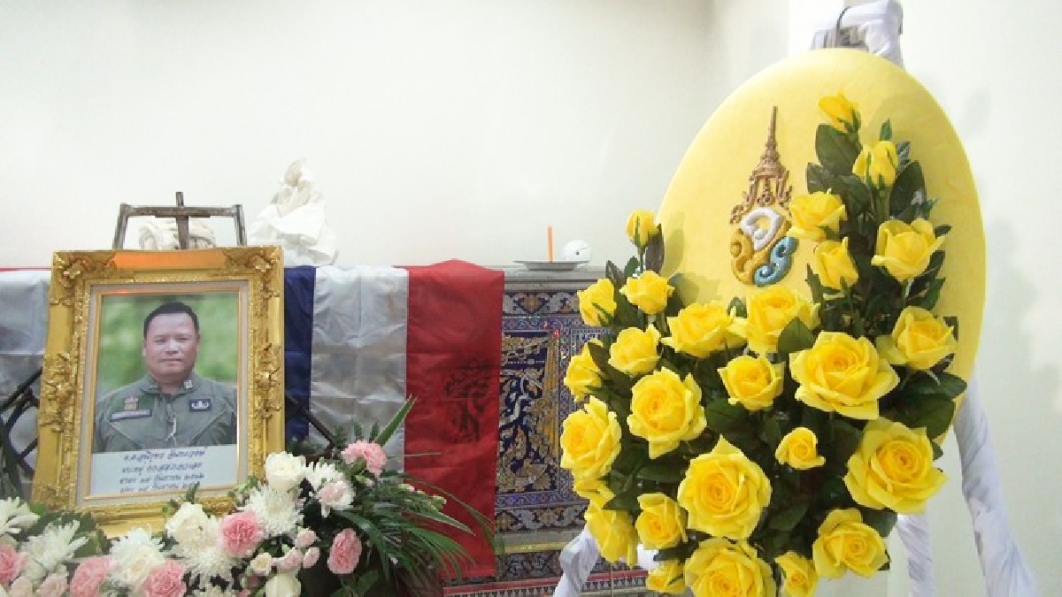 สมเด็จพระเจ้าอยู่หัวฯพระราชทานพวงมาลาหลวงวางหน้าหีบศพ ด.ต.อนิรุทธ  ตำรวจลูกหลานบ้านน้ำแคม (มีคลิป)