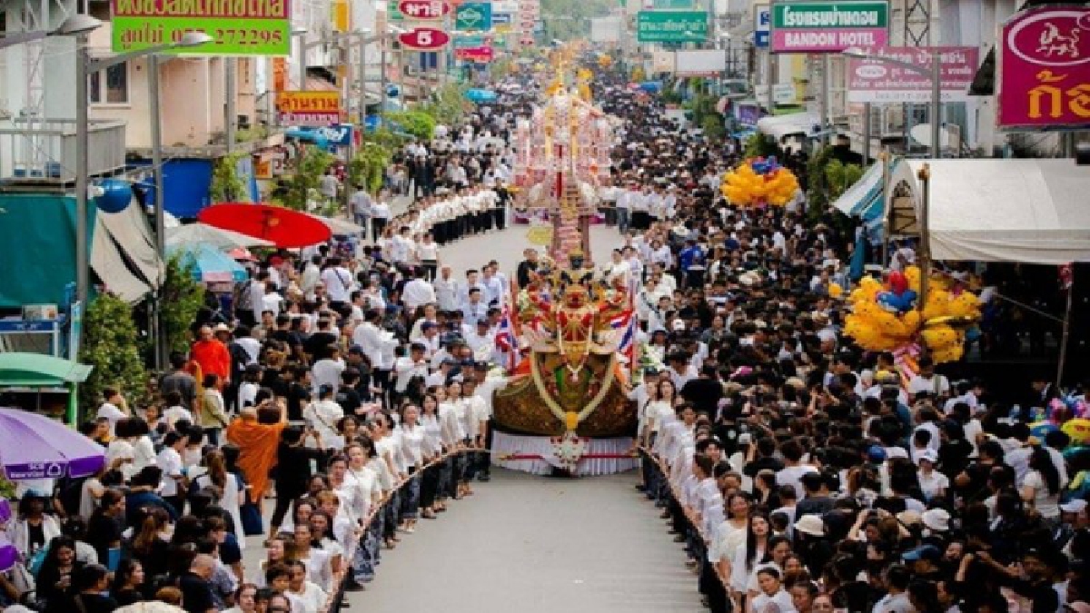 สุดยิ่งใหญ่!! จัดงานเทศกาลออกพรรษา ประเพณีชักพระทอดผ้าป่าและแข่งเรือยาว จังหวัดสุราษฎร์ธานีประจำปี 2560 อย่างยิ่งใหญ่ (ชมคลิป)