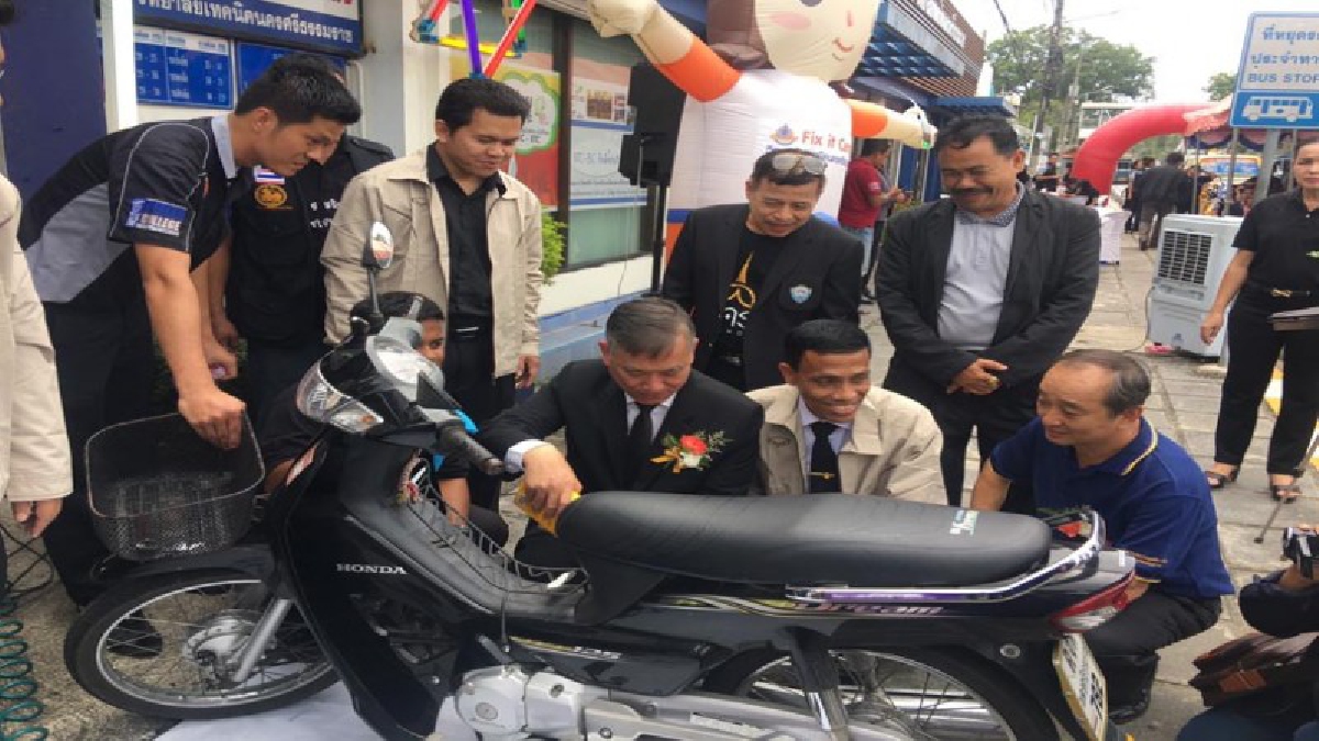 ศูนย์ช่วยเหลือประชาชนช่วงเดือนสิบ!!วิทยาลัยเทคนิคเมืองคอน เปิดศูนย์ช่วยเหลือประชาชน ปะยางและแก้ปัญหารถยนต์รถ จยย.ในช่วงเทศกาลเดือนสิบ 24 ชม.