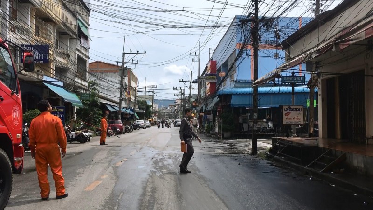 แตกตื่นทั้งเมืองหาดใหญ่!! ชาวบ้านสุดตระหนกเรียกรถดับเพลิงด่วน ไฟลุกพริบบนสายไฟฟ้าริมถนน ย่านชุมชนหาดใหญ่