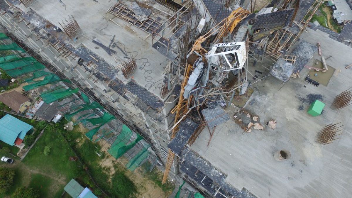 ทนทุกข์มา 2 ปี !! กองช่างเทศบาล สั่งหยุดสร้างคอนโด หลังช่างทำเครนล้ม ชาวบ้านบอก อยู่อย่างหวาดระแวงมา 2 ปีแล้ว