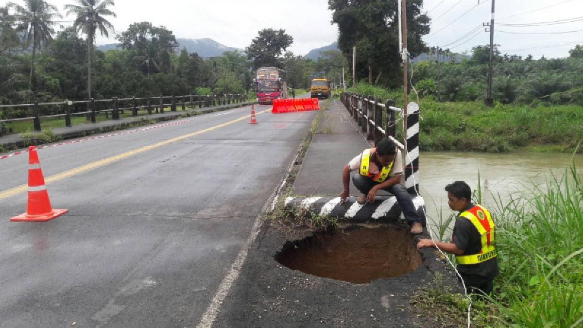 พังงา ฝนตกหนักระดับ 5 ทำให้คอสะพานถนนเพชรเกษมขาดชำรุดเสียหาย รถผ่านแค่เลนเดียว