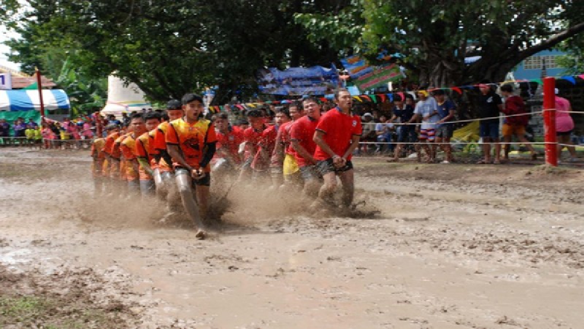 แข่งเรือบกหนึ่งเดียวในประเทศไทย...สีสันชาวเนินกุ่มพิษณุโลกสนุกสนานสร้างความสามัคคีประเพณีงานบุญเดือนสิบ