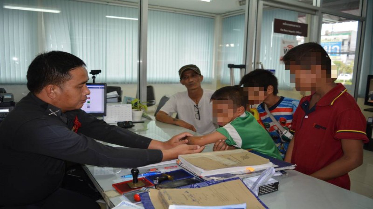 ผมจะเอาผิดได้ที่ใคร!?หนุ่มหอบลูก โร่แจ้งตร. หลังหมามีเจ้าของ ไล่งับ จนร้องจ๊าก ไม่กล้าทำร้ายหมา กลัวพรบ.คุ้มครองสัตว์ แล้วลูกผมเจ็บ ทำไง !?