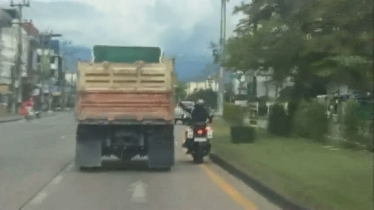 ปรบมือรัวๆ !! โลกโซเชียลแห่ชื่นชม 2 สารวัตรทหาร ขับรถนำโบกรถเปิดทางให้รถกู้ภัยรับผู้ป่วยฉุกเฉิน(ชมคลิป)