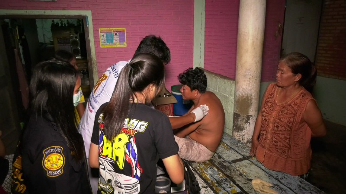 ศึกนี้คนไทยไม่เกี่ยว!!แรงงานกัมพูชาตั้งวงเหล้า เมาได้ที่ พูดจาไม่เข้าหู ก่อนตะลุมบอลกันบาดเจ็บทั้ง 2 ฝ่าย