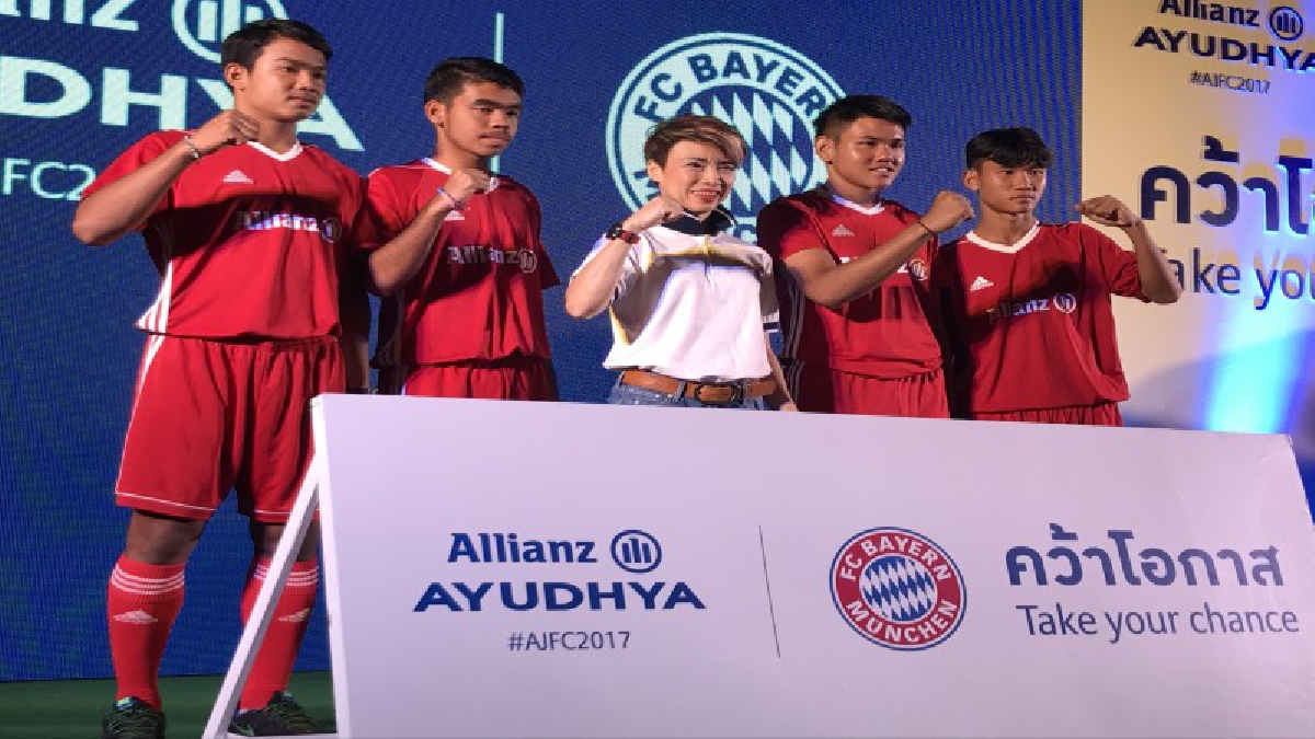 ครั้งแรกในชีวิต 4 แข้งเยาวชนไทย ปลื้มสัมผัสนักเตะเสือใต้